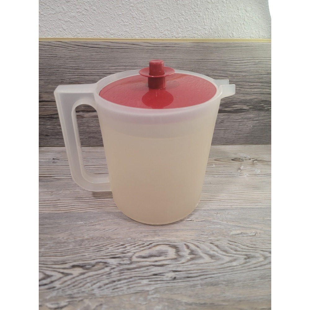 Vintage small tupperware pitcher with push lid. 1.5 quart push button
